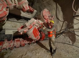 Подземные гиганты: в руднике Гремячинского ГОКа идет монтаж третьего проходческого комбайна